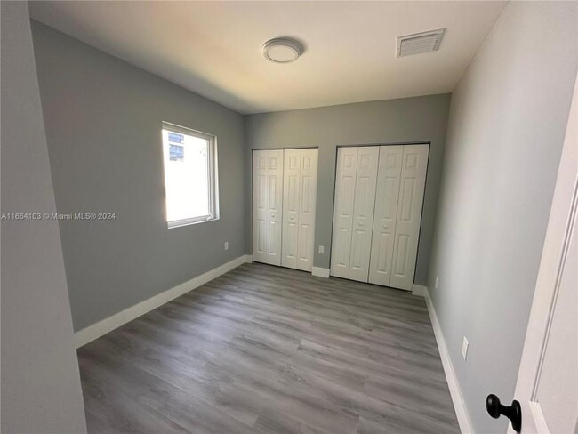 Building Photo - 3 bedroom in Miami FL 33150