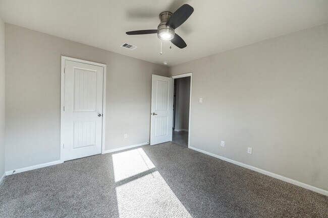 Building Photo - 3206 Sumac Dr