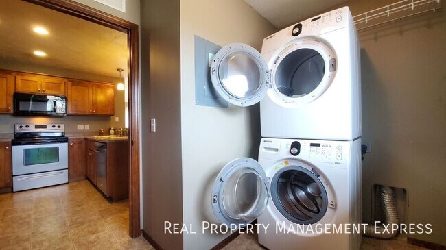 Building Photo - 2 Bed 2 Bath Townhouse with a View in West...