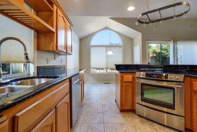 Building Photo - Spacious 3 bed, 2 bath with office (office can be used as 4th bedroom).