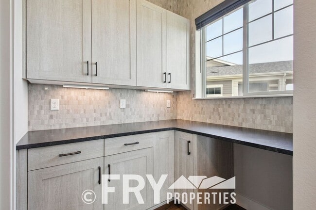 Building Photo - Stunning, Spacious 3bed/3bath Riverdale Ra...