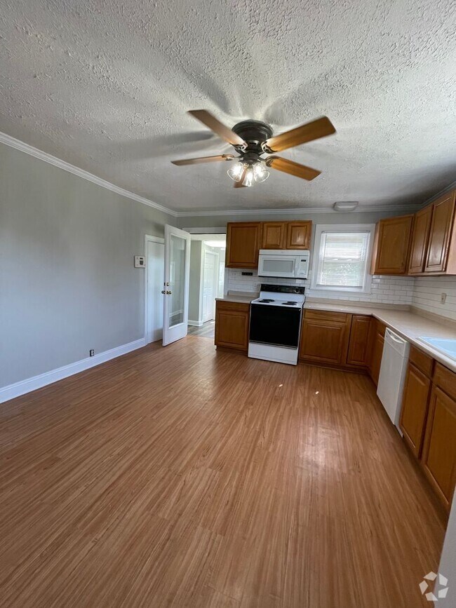 Building Photo - SINGLE FAMILY HOME Available August 1st!