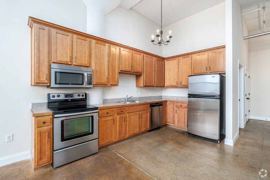 1BR, 2BA - 1,050SF - Kitchen - Franklin View Terrace