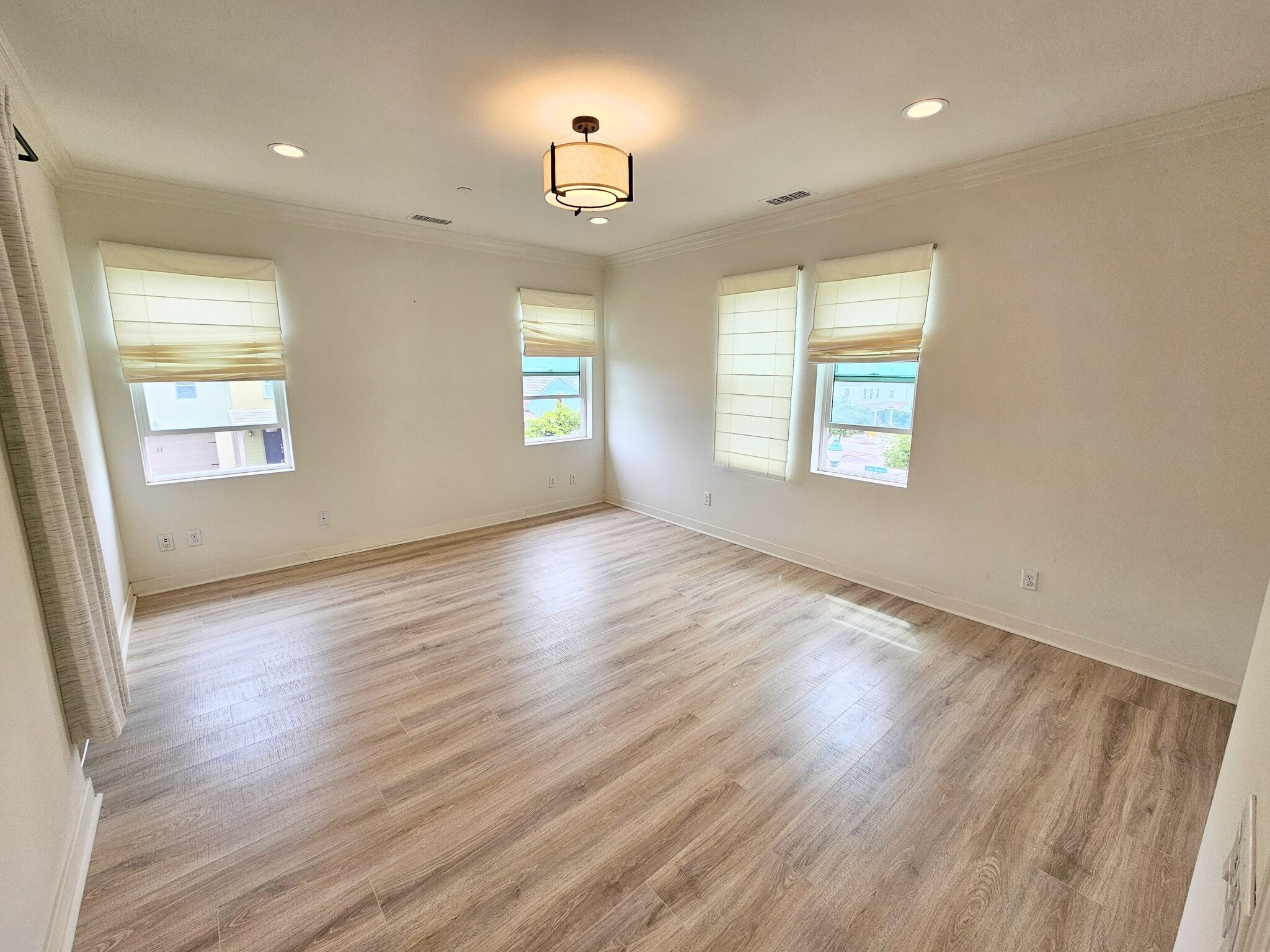 Building Photo - 10537 San Bruno St