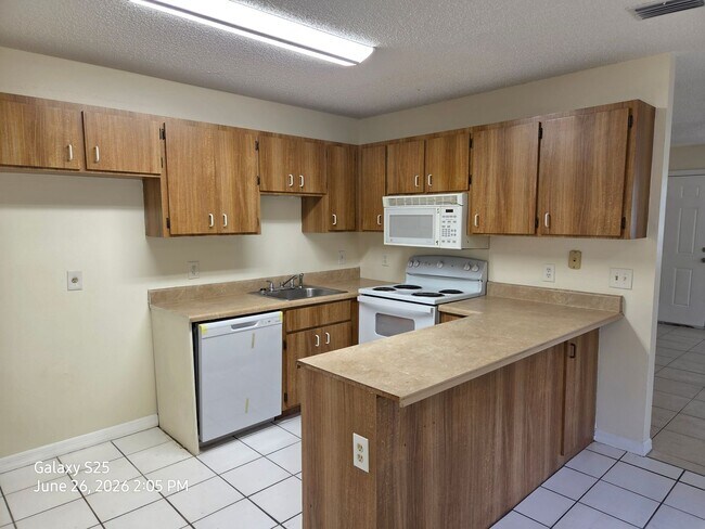 Building Photo - Cute Rental Home on Dead End Street w/large yard