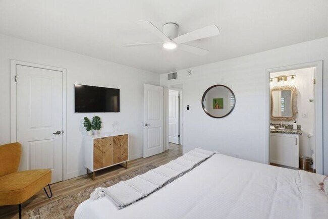 Building Photo - Scottsdale Oasis Ready for July move-in!