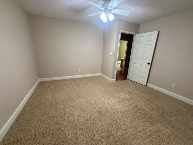 Building Photo - Spacious House in Draffenville