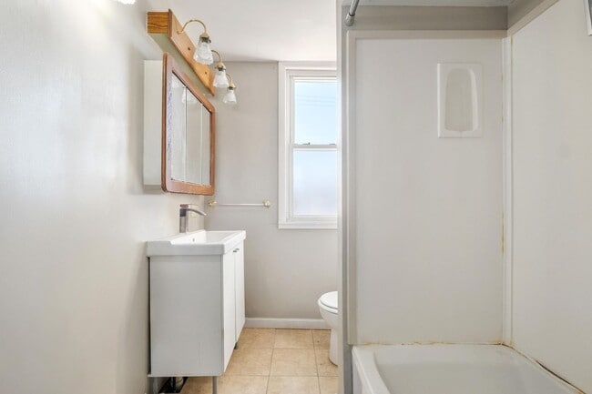 Building Photo - Bloomfield SFH 3 bedroom 1 BR With Off Street Parking/Fenced Yard