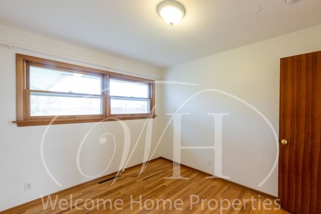 Building Photo - Spacious 5 Bedroom Home with Fenced Yard & Covered Parking