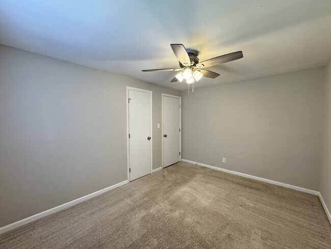 Building Photo - Well Maintained Home on Spacious Lot!
