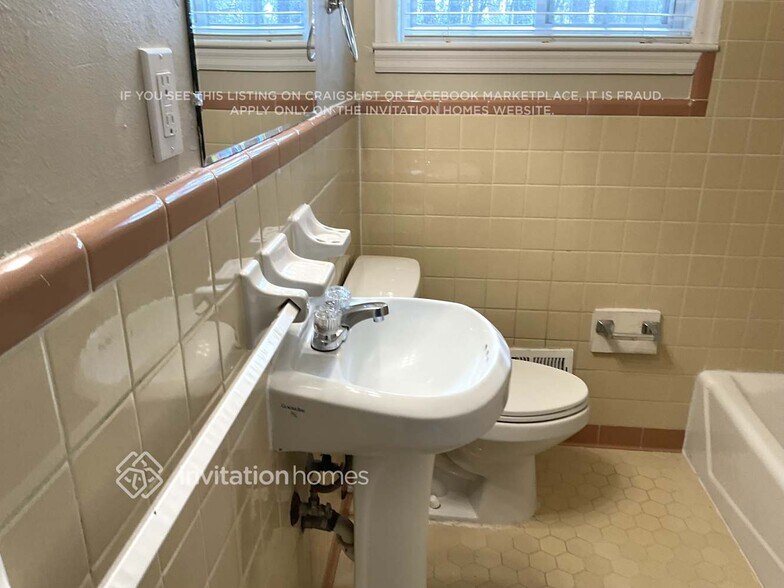 Building Photo - 759 Birchwood Ln SW