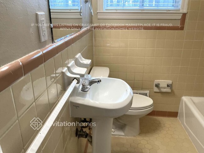 Building Photo - 759 Birchwood Ln SW