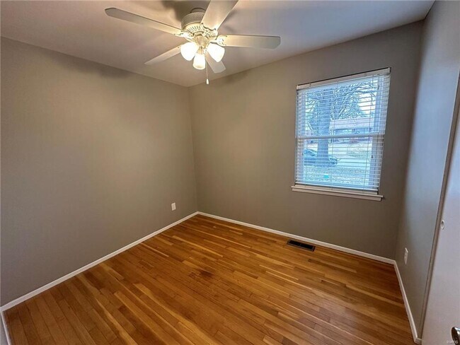 Building Photo - Discover the epitome of comfort in this 3-bed, 2-bath ranch-style gem.