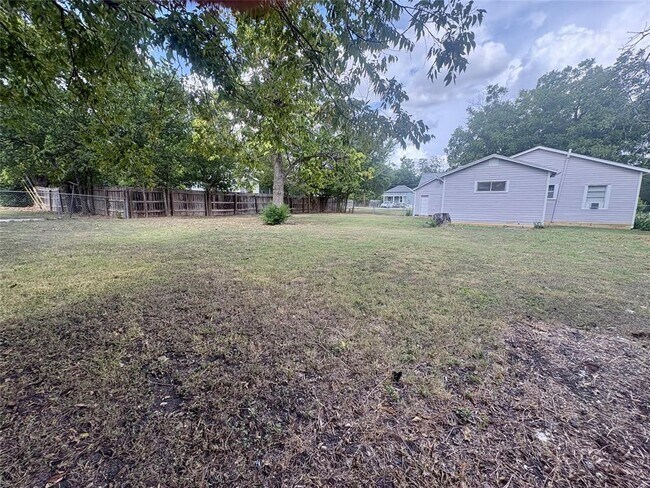 Building Photo - 815 Lizzie St