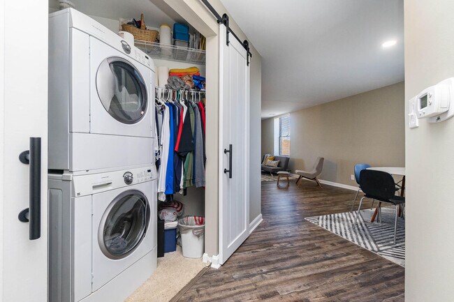 Building Photo - 323 E 2nd St