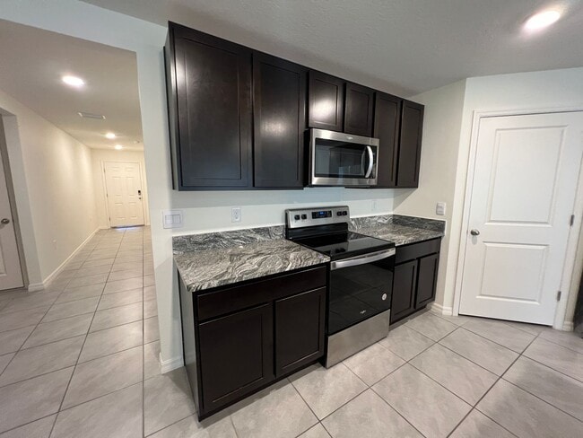Building Photo - 4 Bedroom, 2 Bathroom Home in the Highly D...