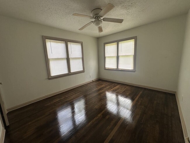 Building Photo - Charming 3-Bed Home in North Tulsa with Sp...