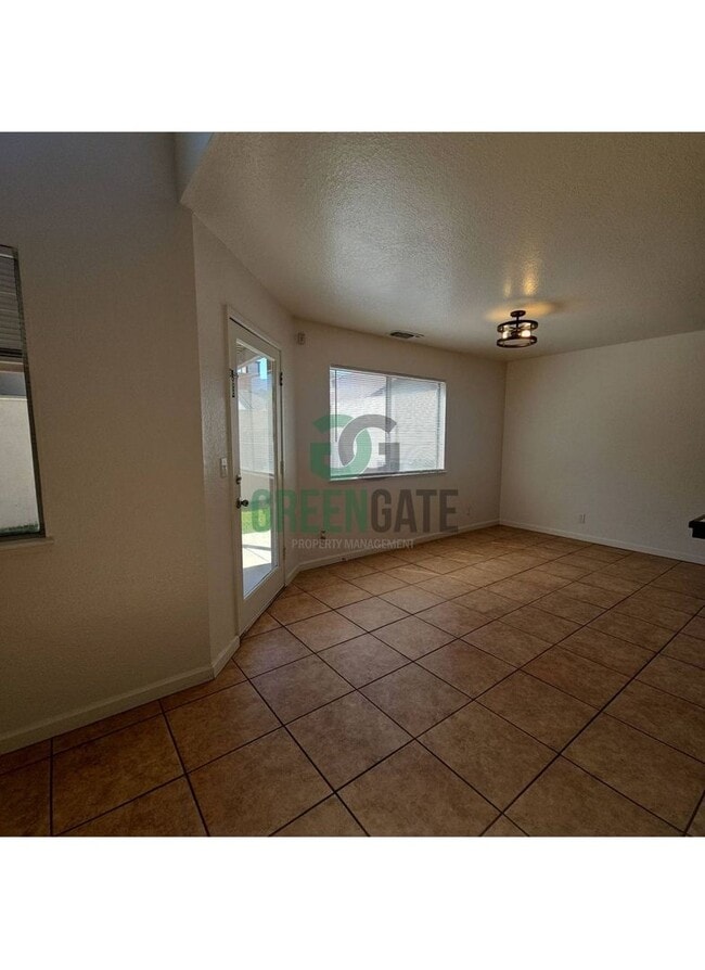 Building Photo - Beautiful 3 BEDROOM 2.5 BATH HOME IN MODES...