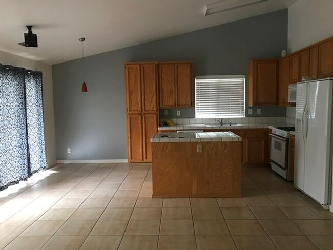 Building Photo - Nice house