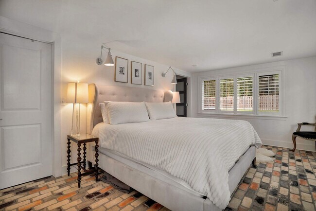 Building Photo - 802 N Park Ave