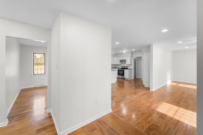 Building Photo - 983 Beverly Dr