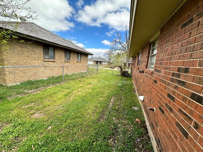 Building Photo - 8417 S Villa Ave