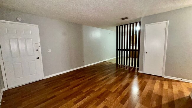 Building Photo - 2 Bedroom - 1 Bath Condo Available for Imm...