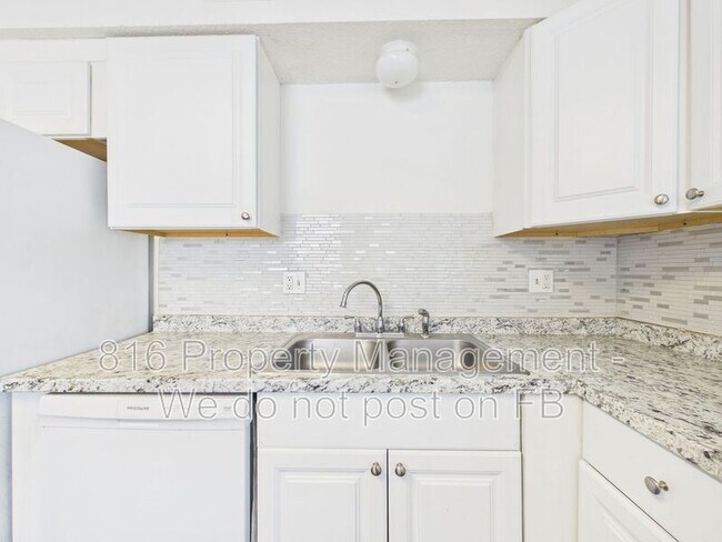 Building Photo - 1020 NE Lindsay Ave