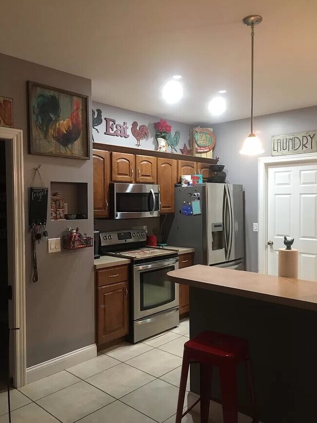 Building Photo - Beautiful 5 Bedroom 3 Bath home Sherman Il...