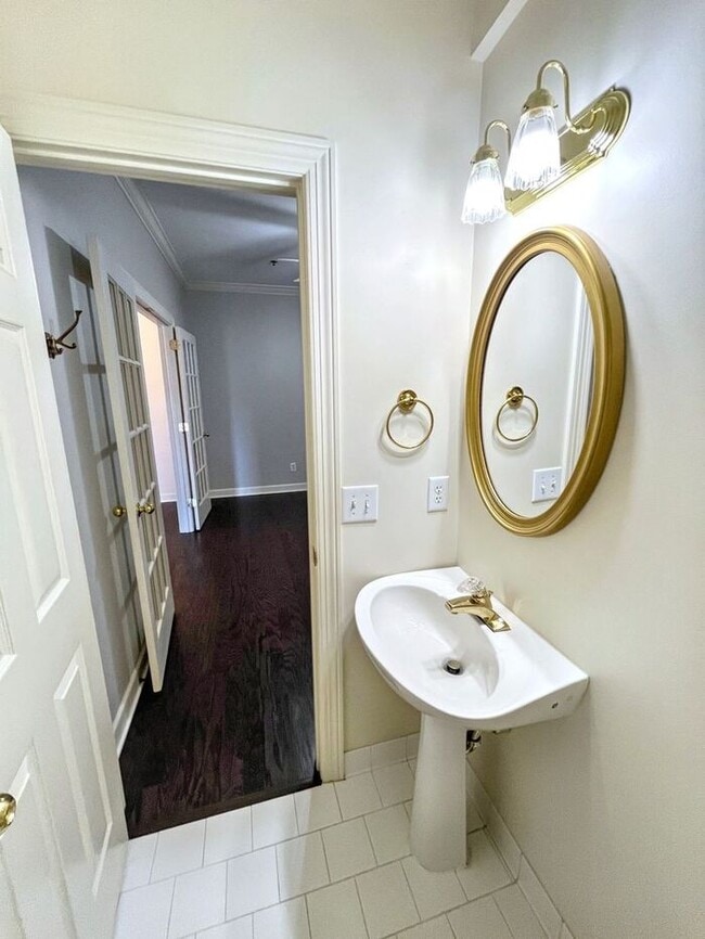 Building Photo - Lovely 1 Bed & 1.5 Bath Condo in Nashville...