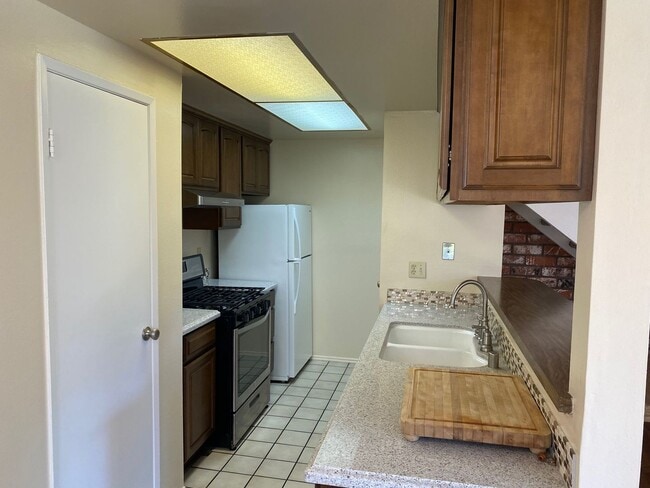 Building Photo - Affordable 2 bedroom townhouse - Simi Valley