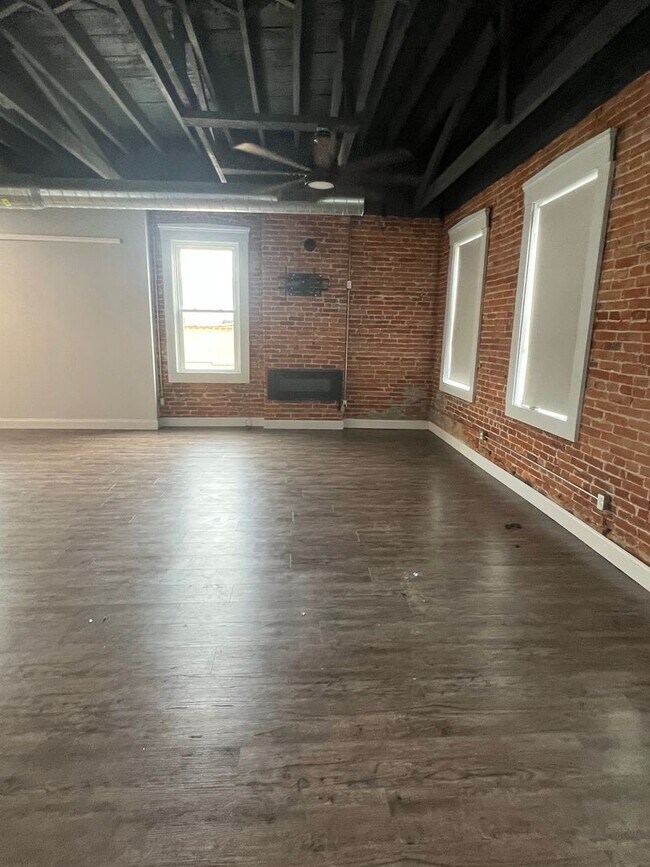 Building Photo - Historic Loft apartment