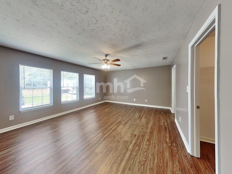 Building Photo - 787 Tulip Ln
