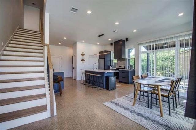 Building Photo - 10803 Mandalay Dr