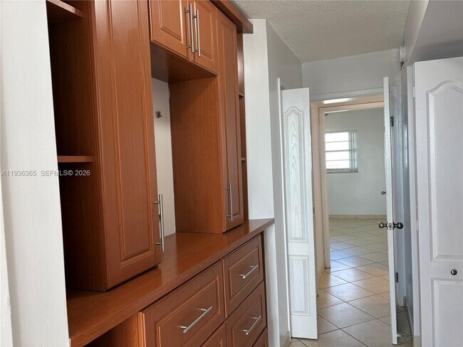 Building Photo - 1750 NE 191st St