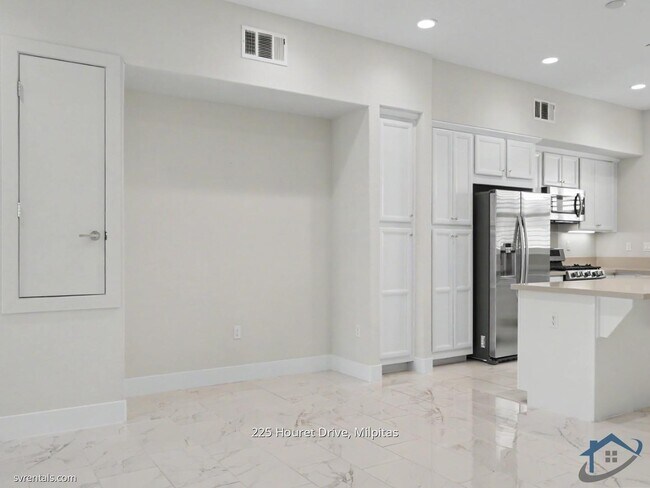 Building Photo - 225 Houret Dr