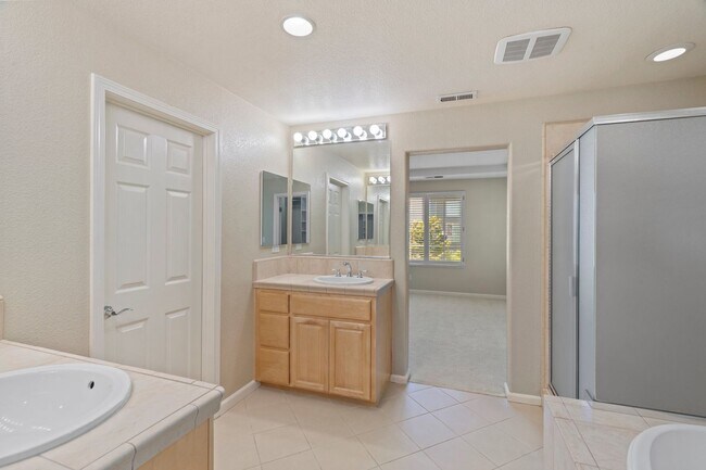 Building Photo - STYLISH, EXCELLENTLY LOCATED HOME CORNER UNIT | EASY ACCESS