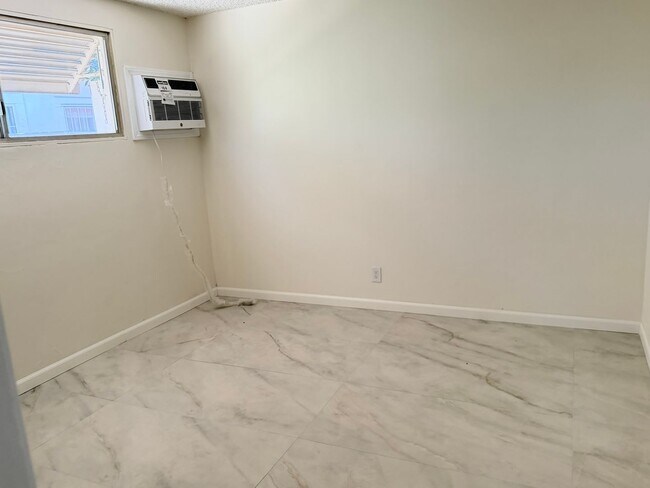 Building Photo - 15414 Eleanor Ln