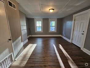 Building Photo - Newly updated 1st floor 1 bedroom apartmen...