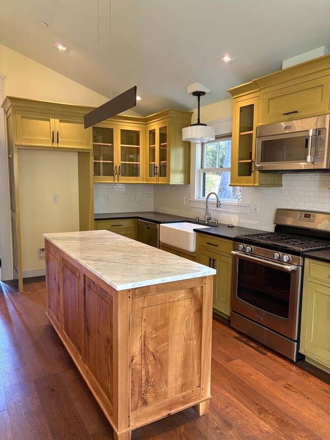 Building Photo - Beautiful 2/2.5 in the heart of Penngrove
