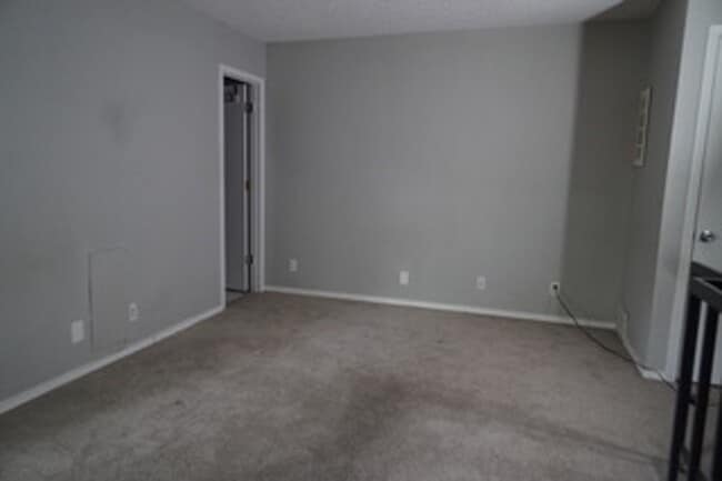 Building Photo - Wonderful 1-bedroom, 1.5-bath loft style c...