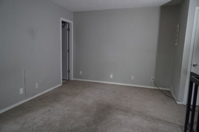 Building Photo - Wonderful 1-bedroom, 1.5-bath loft style condo!