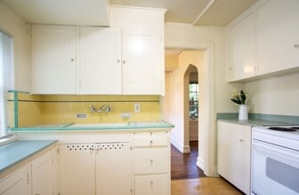Building Photo - 1930's Two-Bedroom Flat w/Beautiful Archit...