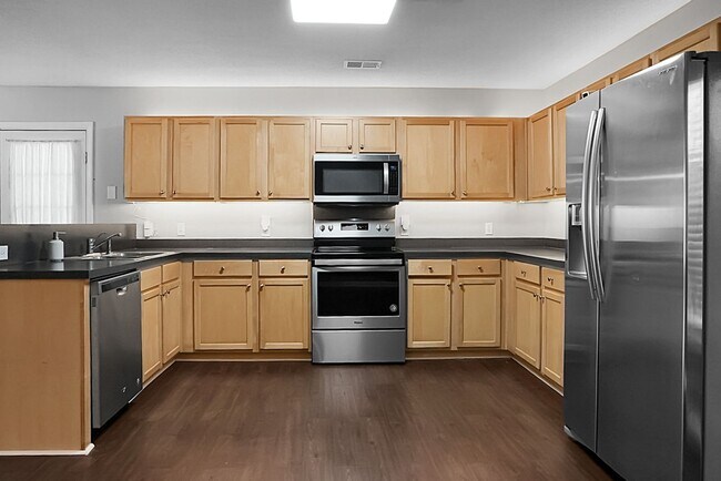 Building Photo - Spacious 2 Story, 4 BR, 2.5 BA, 2 Car Gara...