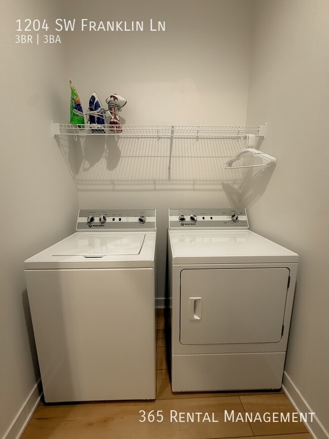 Building Photo - 1204 SW Franklin Dr