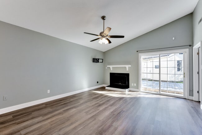 Building Photo - 1400 Riverside Dr