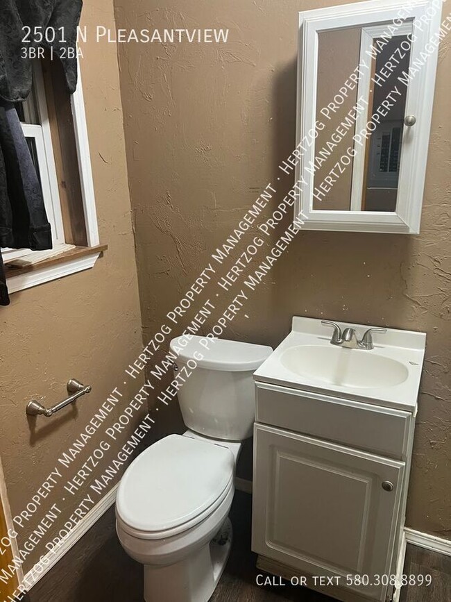 Building Photo - 2501 N Pleasantview-