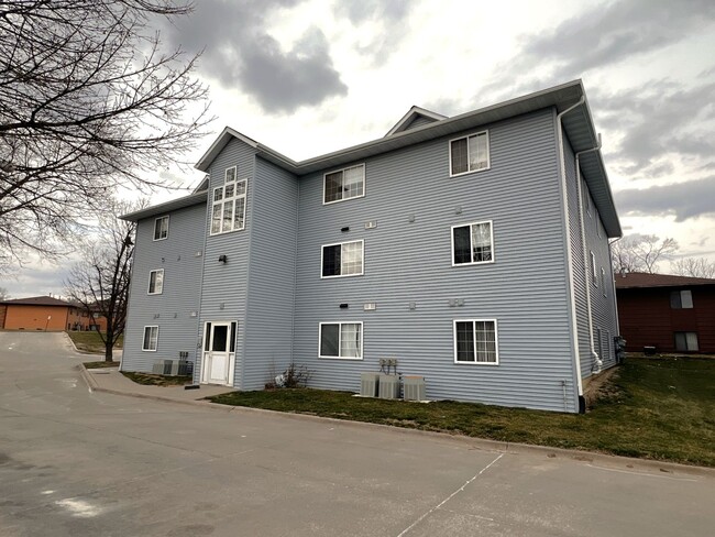 Building Photo - Beautiful 2BR 1ba condo available for May ...