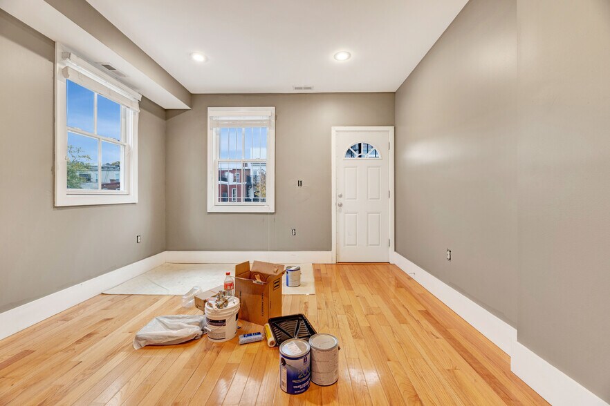 Building Photo - 1346 Kenyon St NW