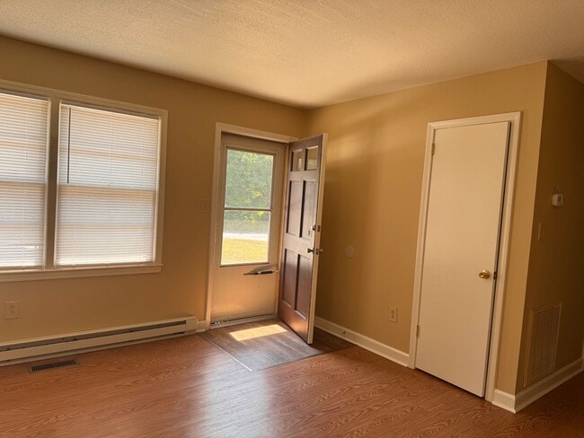Building Photo - 915 Pine Cir Dr